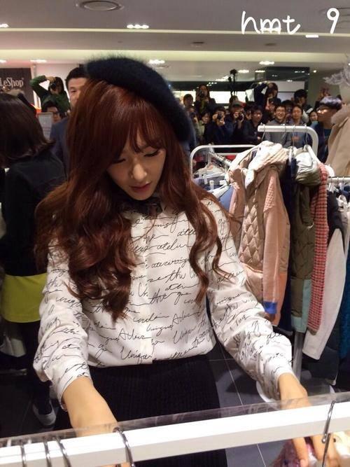 Tiff_br's tweet photo. Tiffany - QUA Fansign 2 http://t.co/td3iU1zf8L