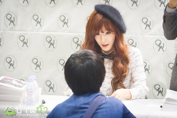 Tiff_br's tweet photo. Tiffany - QUA Fansign 3 http://t.co/sAEhL8sDbm