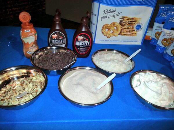 PretzelCrisps's tweet image. @StyleFixxEvents @GlossyGlamblog mixing it up with a sweet bar tonight!