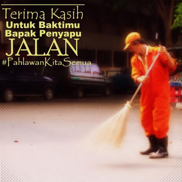 Berbakti semenjak pagi. Berkeringat demi sesuap nasi. Terima kasih Bapak Penyapu Jalan. #PahlawanKitaSemua