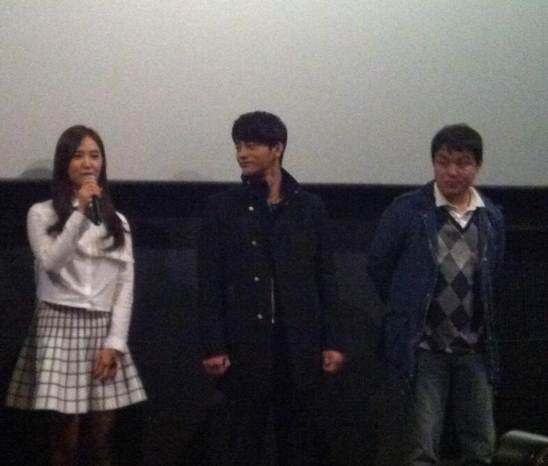 [PIC][07-11-2013]Yuri xuất hiện tại sự kiện "Lotte Cinema" Stage Greeting vào chiều nay + Selca của cô cùng các diễn viên khác BYgpnLFCQAAXTDG