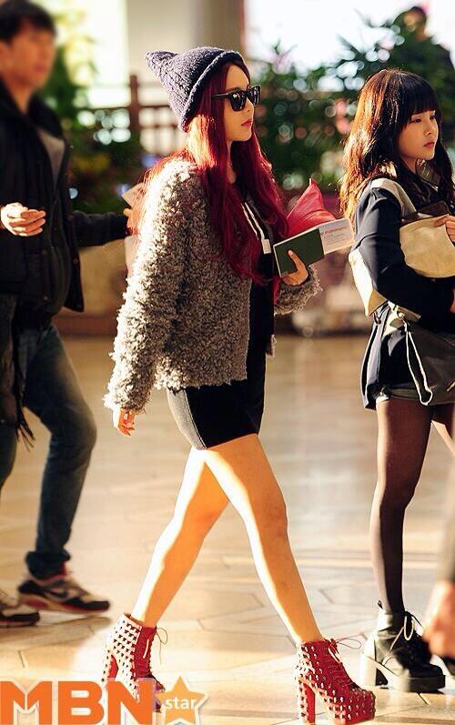Qri_Lovers's tweet photo. QRI walk on her way #likeaboss http://t.co/0JHRisfafG