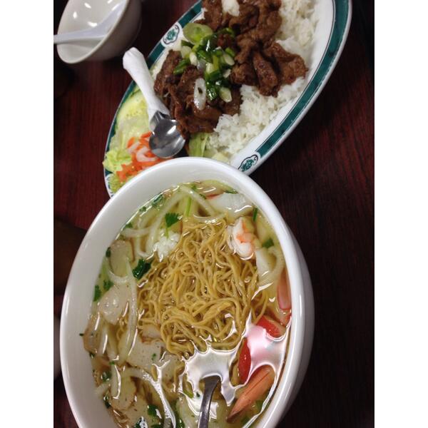 daaiseee's tweet photo. I think the workers are talking shit bc I ordered a large bowl of pho and a rice plate http://t.co/Sl7wGsyRA7