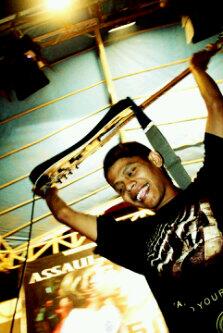 Arbi, bassist <a href="/GMACEIGHTYNINE/">GIVE ME A CHANCE</a> hardcore sekaligus fans klub WHUFC udah bersedia memakai produk kami. Nuwus, sam!