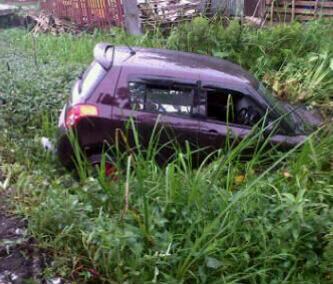 Sebuah Mobil Suzuki Swift (DA XXXX XX) Mengalami lakalantas/ tercebur ke pinggiran sungai kecil Jl. A Yani KM 9. #RK