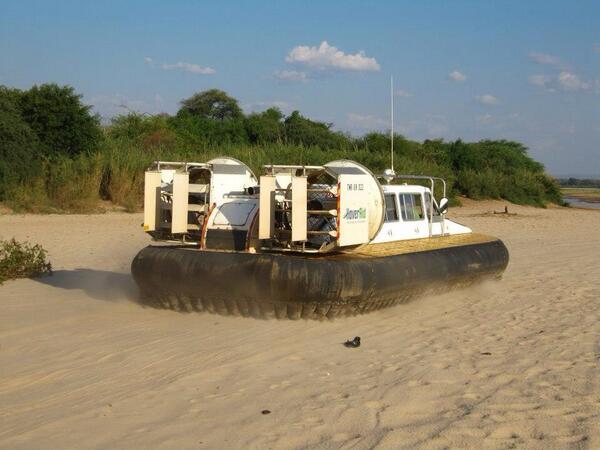 Mbv #hovercraft verandert onbegaanbaar terrein in #snelweg.