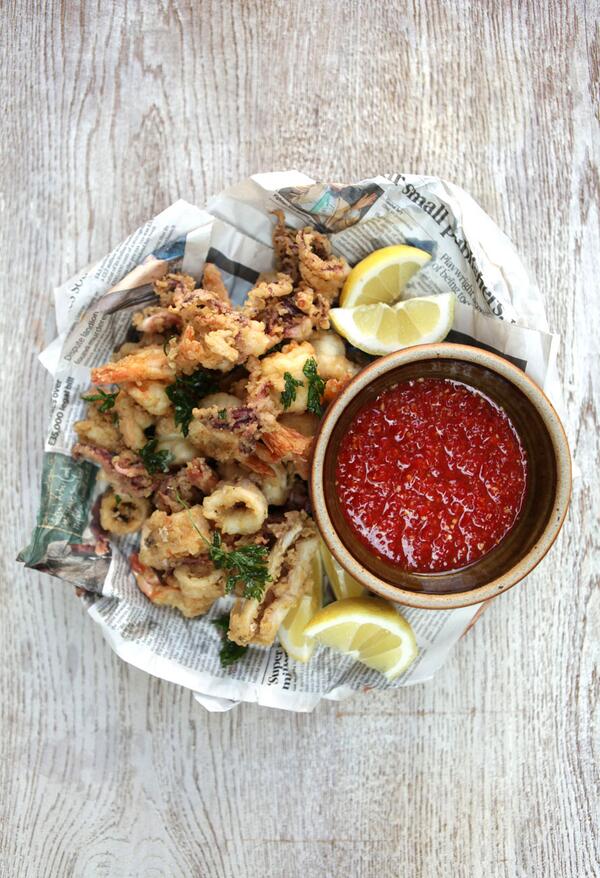 jamieoliver's tweet photo. A brilliant friday recipe for you guys Crispy squid &amp; prawns with homemade sweet chilli sauce http://t.co/yXYj4T1NuP http://t.co/sz8BLawlG9