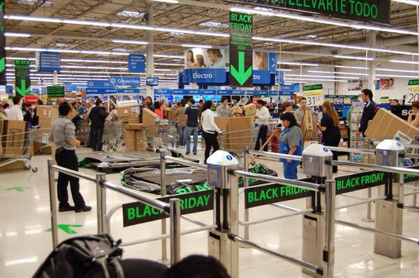 lulifernandezok's tweet photo. Llegó el #blackfridayarg a #Walmartarg! Esto es un desfile de changos repletos! Aprovechen para comprarse todo! 🙋 http://t.co/NdE5A97NfQ