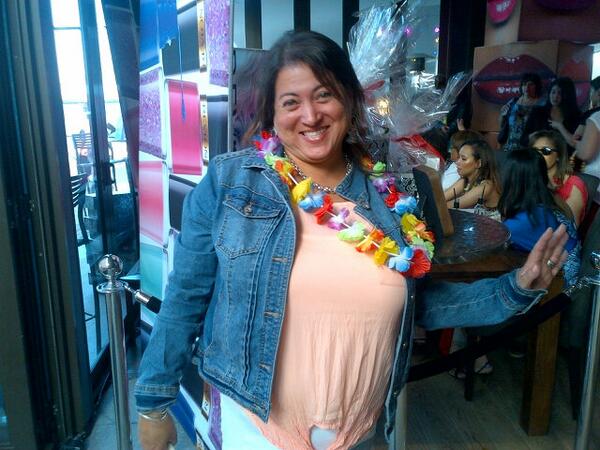 ParisAzura's tweet image. Super excited waiting to get my nails done@RevlonSA pics to follow #artistunleashed