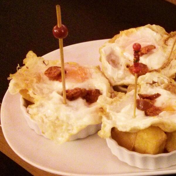 HotelPinxo's tweet photo. Avui per carregar forces per la Festa de la #Ratafia, ús tindrem preparats un munt de "pinxos" per sopar. http://t.co/MJZO4UJw37