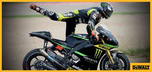 Extra voor onze volgers: Retweet met een leuk onderschrift &amp; #win de allerlaatste gesigneerde DEWALT #MotoGP polo