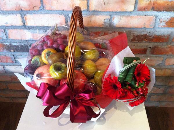 fleurconcept's tweet photo. Fruit &amp; flower basket #basket #fruit #flower #red #gerbera #getwellsoon #thanksgiving #love #fleurconcept http://t.co/3Pb5x8mGD8
