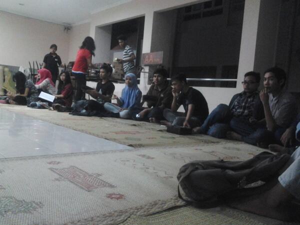 "<a href="/SDP_AAYKPN/">STUDI DAN PENALARAN</a>: Habis acara pembubaran panitia OSPEKTAKULER =) <a href="/AAYKPN2013/">GrupB1 Of AAYKPN2013</a> siapsiap buat jadi panitia ospek tahun depan