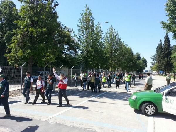 anfach_'s tweet photo. #ParoNacional en el Aeropuerto Internacional. Aduanas, SAG y otros servicios marchando por el complejo. http://t.co/1oX6EdrgtC