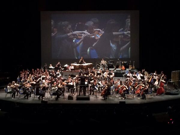 AlpesMaritimes's tweet image. Les 2.000 collégiens conquis devant les jeunes du Conservatoire de #Nice06 qui interprètent du #Gainsbourg. #CPC2013