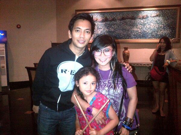 leonydaz_'s tweet photo. (​ˆ⌣ˆʃƪ) "@Made_weda: Heehee...sama2 dek :) RT @Leony_CC: Makasyiiih maz @Made_weda @dmasivband @rianekkyp (`▾‾)\м/ http://t.co/0Du3l7nZz2"
