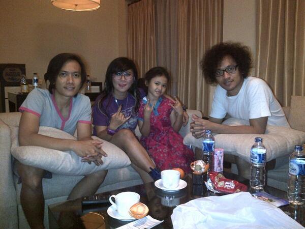 leonydaz_'s tweet photo. Makasyiiiih bwt waktunya kk2 kece @whydmasiv @kikidmasiv @Made_weda \м/(`▾‾)\м/ http://t.co/Ccxid7YZUb