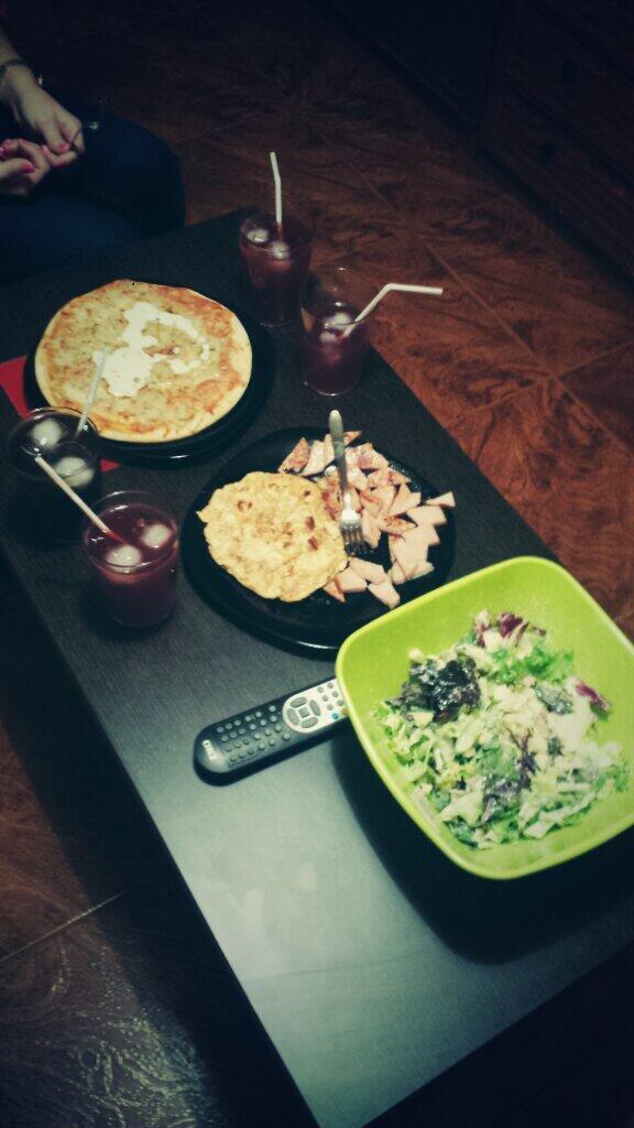 Begotxuu01's tweet photo. Cena con guacamayos @cris6916 @Sara_AguiRobles @ivan1891 http://t.co/bWpLS7OE27