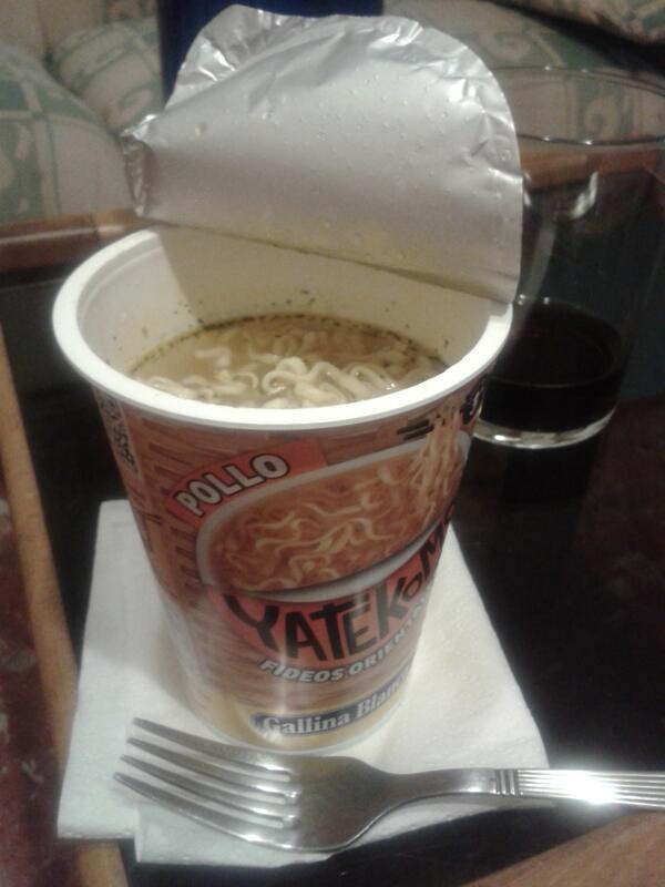 Jpeke015's tweet photo. Cenita cola y #Yatekomo que rico! jiji http://t.co/MINyjbDkVV