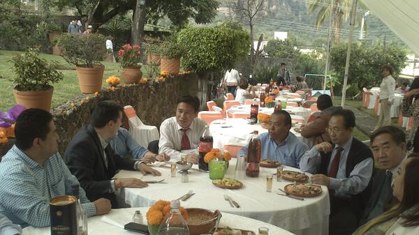 FNavarreteConde's tweet photo. Con los Delegados de Corea del Norte y @omardelasse http://t.co/cmNzohjtdW