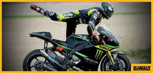 Extraatje voor onze volgens: beantwoord met een leuk onderschrift en #win de allerlaatste gesigneerde #motoGP polo