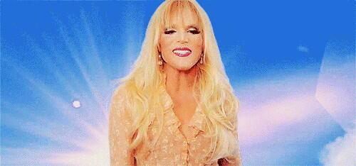 heffer3's tweet photo. "Girl on Fire" plays and all I hear is http://t.co/Cvmb6UfF4J