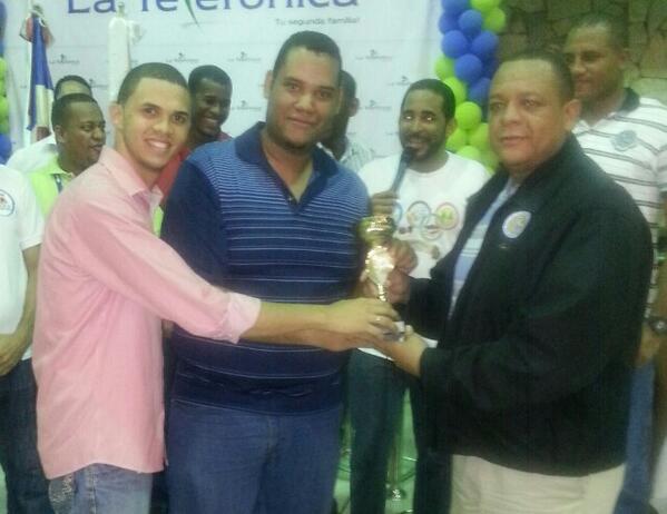 olimpicoop2013's tweet image. Nuestro presidente de #LaTelefonica entrega el trofeo del segundo lugar al equipo de baloncesto de #BerryDominicana