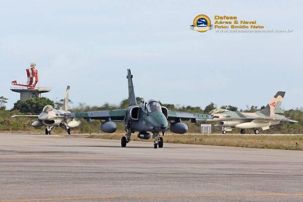 FOTO: Un AMX de Brasil, y atras imponentes 2 de nuestros DRAGONES F-16 en #cruzex2013