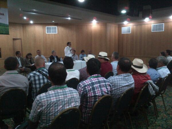 OIZuluaga's tweet photo. A esta hora reunido con los cafeteros en #Pereira. Me interesa y quiero representarlos en la Presidencia. http://t.co/3uwjvKXR0m