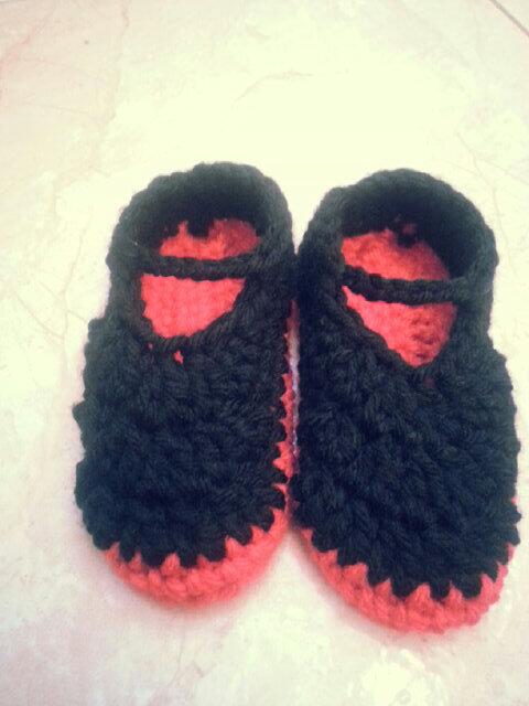 Crocheet200's tweet photo. جزمة أطفال لعمر سنة إلى سنة و نص ♥ http://t.co/an5HaJXdQG