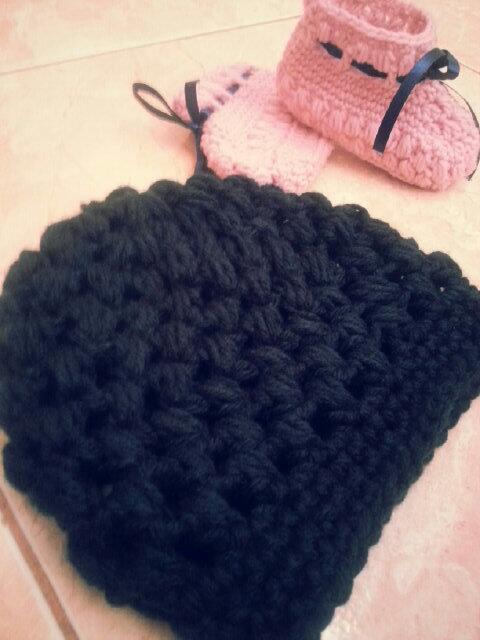 Crocheet200's tweet photo. طقم جزمة و قبعة باللون كحلي و زهري ♥ http://t.co/CAwEiWWe5v