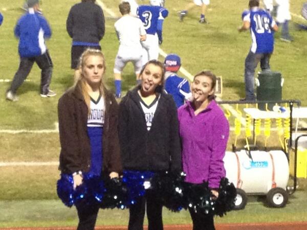 LoisRThompson's tweet photo. We love to cheer! http://t.co/0HWwN98O2p