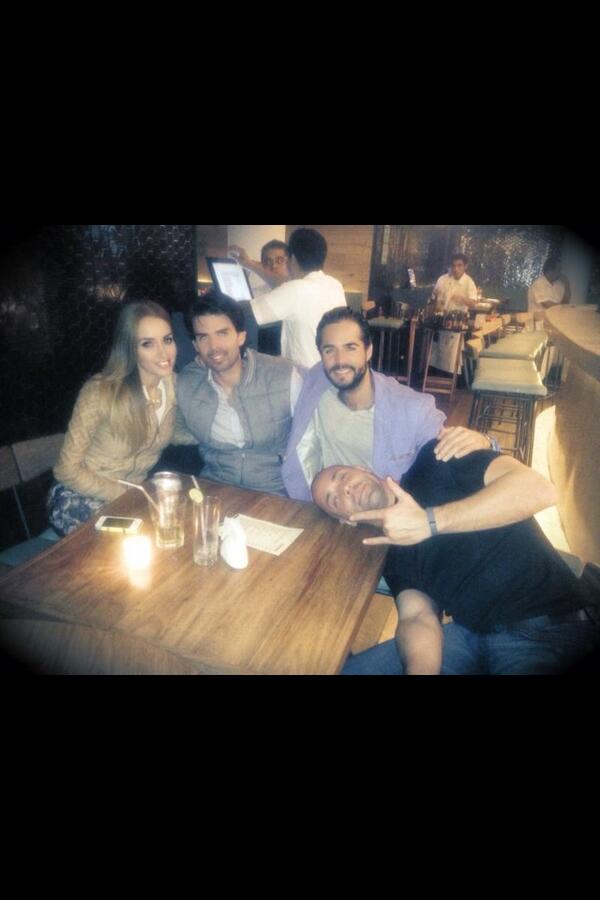 La cenita con la bba <a href="/lizpompa/">✨Liz Pompa✨</a> y mis carnales <a href="/JoseRon3/">José Ron</a> y <a href="/albertoagnesi/">Alberto Agnesi</a> celebrando su triunfo #proyectovanya