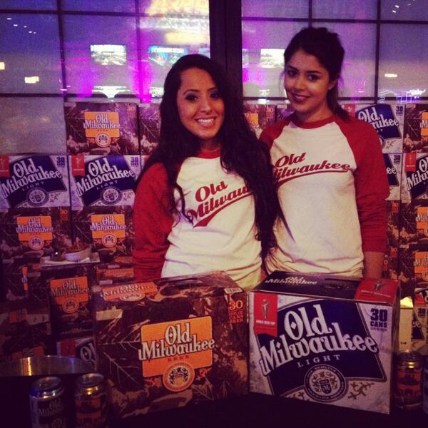 bigbuckhunter's tweet image. Thanks to our pals @OldMilwaukee for swingin' by with some cold ones for night one of the #bigbuckwc.