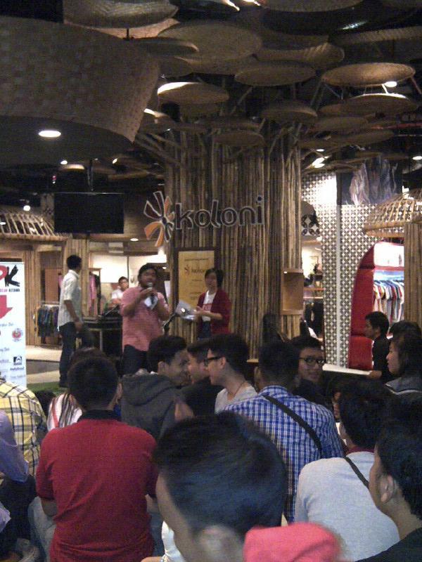 Keseruan di <a href="/KoloniIndonesia/">Koloni Indonesia</a> ada stand up comedy n akustik-an