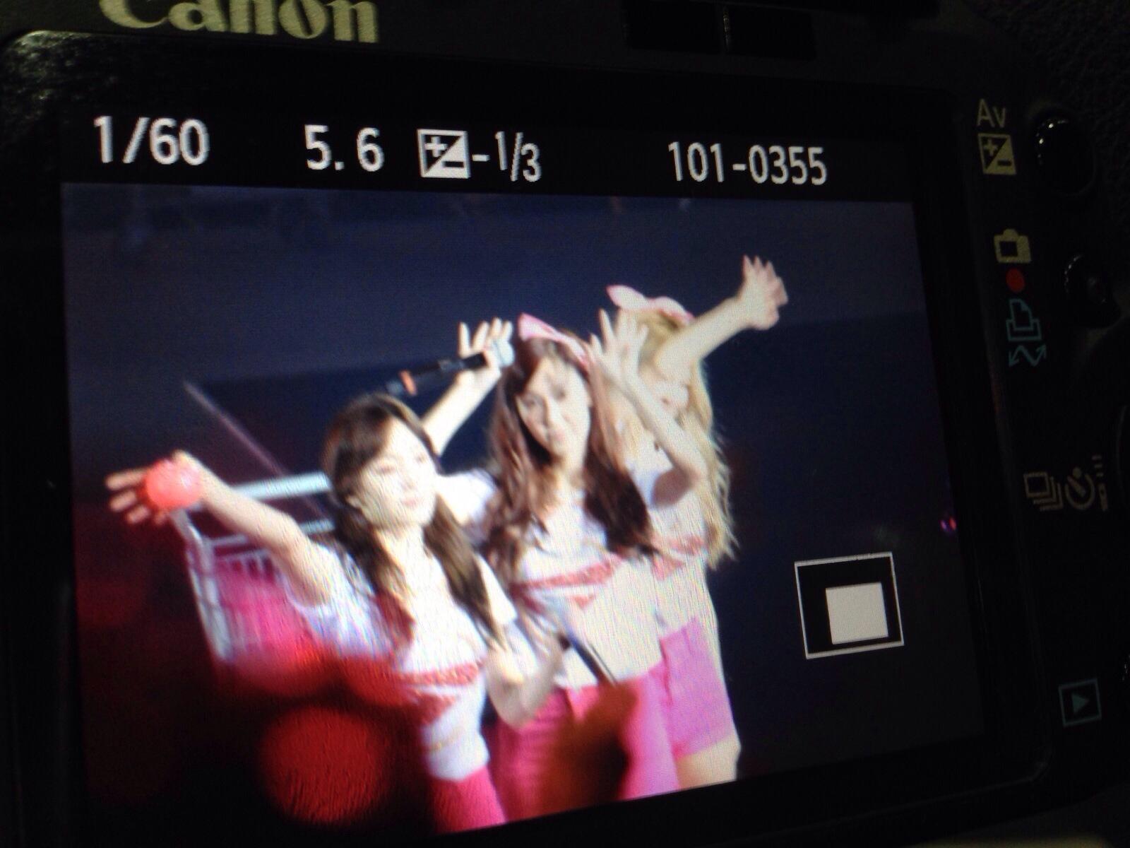[PIC][08/09/10-11-2013]Hình ảnh mới nhất từ "2013 Girls' Generation's World Tour – Girls & Peace in HongKong" của SNSD - Page 3 BYo2zqmCcAA6-Pi