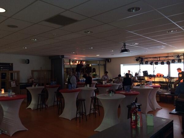 JCIDommelland's tweet photo. Ook de voorbereidingen in de zaal verlopen goed @JCI Dommelland Culinair http://t.co/lvfzbjBjsn