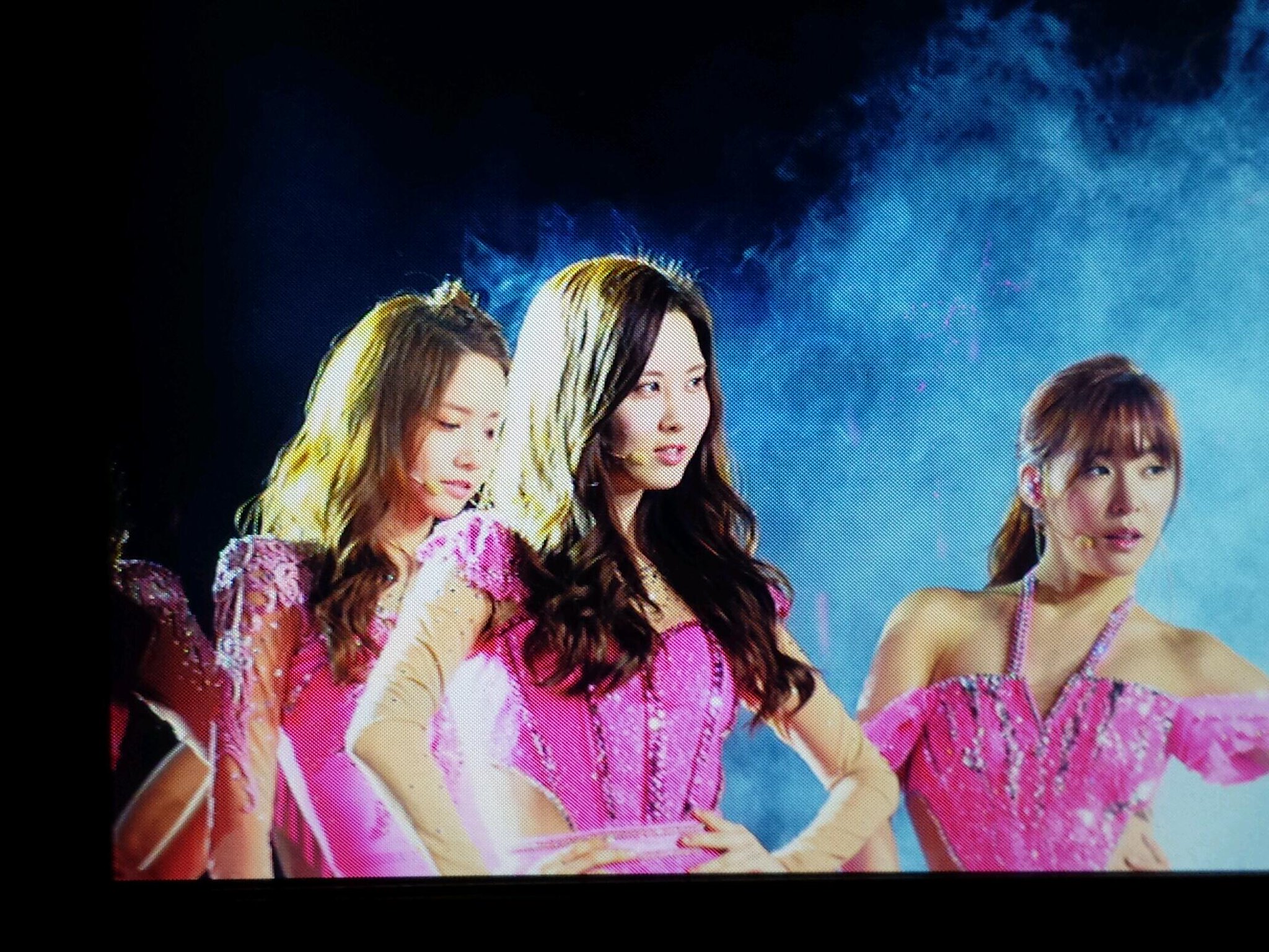 [PIC][08/09/10-11-2013]Hình ảnh mới nhất từ "2013 Girls' Generation's World Tour – Girls & Peace in HongKong" của SNSD - Page 2 BYoJSqACcAEF1xa
