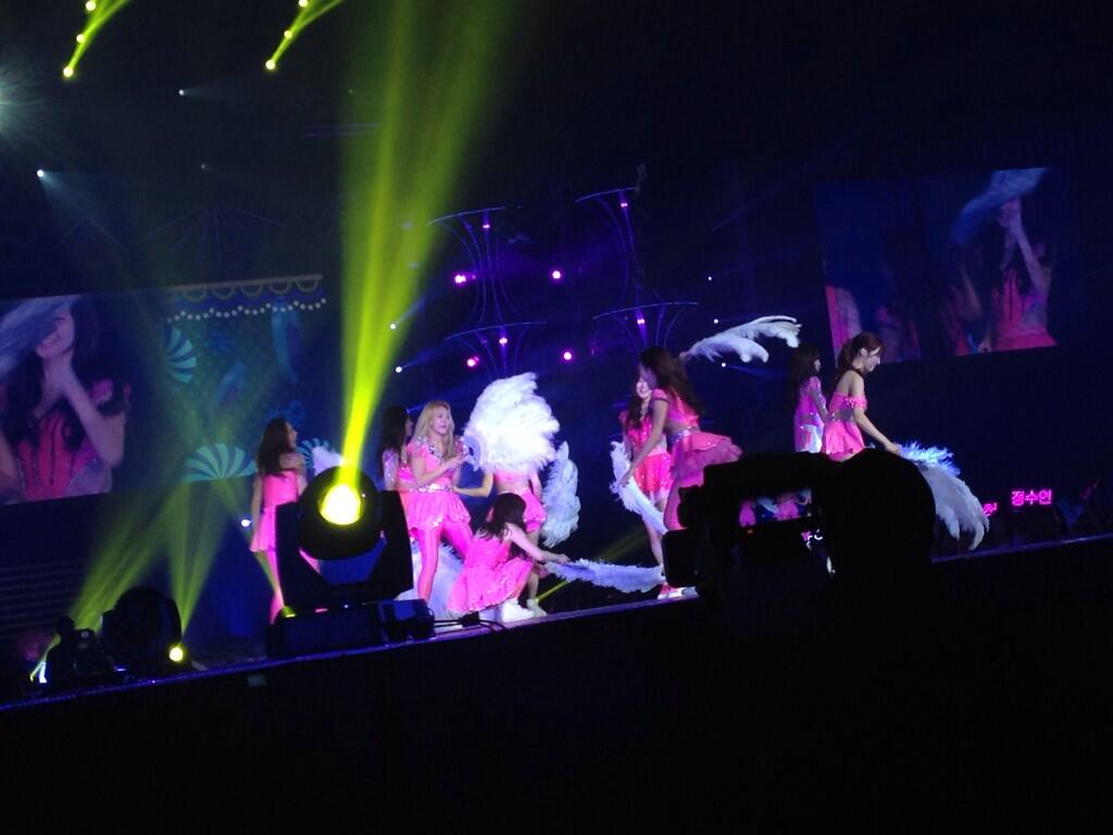 [PIC][08/09/10-11-2013]Hình ảnh mới nhất từ "2013 Girls' Generation's World Tour – Girls & Peace in HongKong" của SNSD - Page 2 BYoN2QuCQAAx4-O