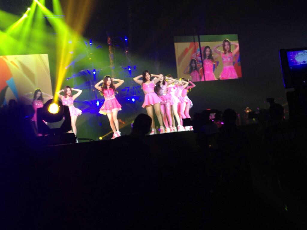 [PIC][08/09/10-11-2013]Hình ảnh mới nhất từ "2013 Girls' Generation's World Tour – Girls & Peace in HongKong" của SNSD - Page 2 BYoONozCcAArA79