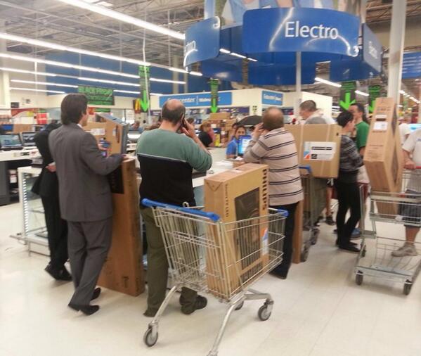 nicocayeta's tweet photo. Carrera de changos en #walmartarg y #changomas. #blackfriday! 3 días de descuentos increíbles hasta este domingo! http://t.co/YB2Lrm3OhB
