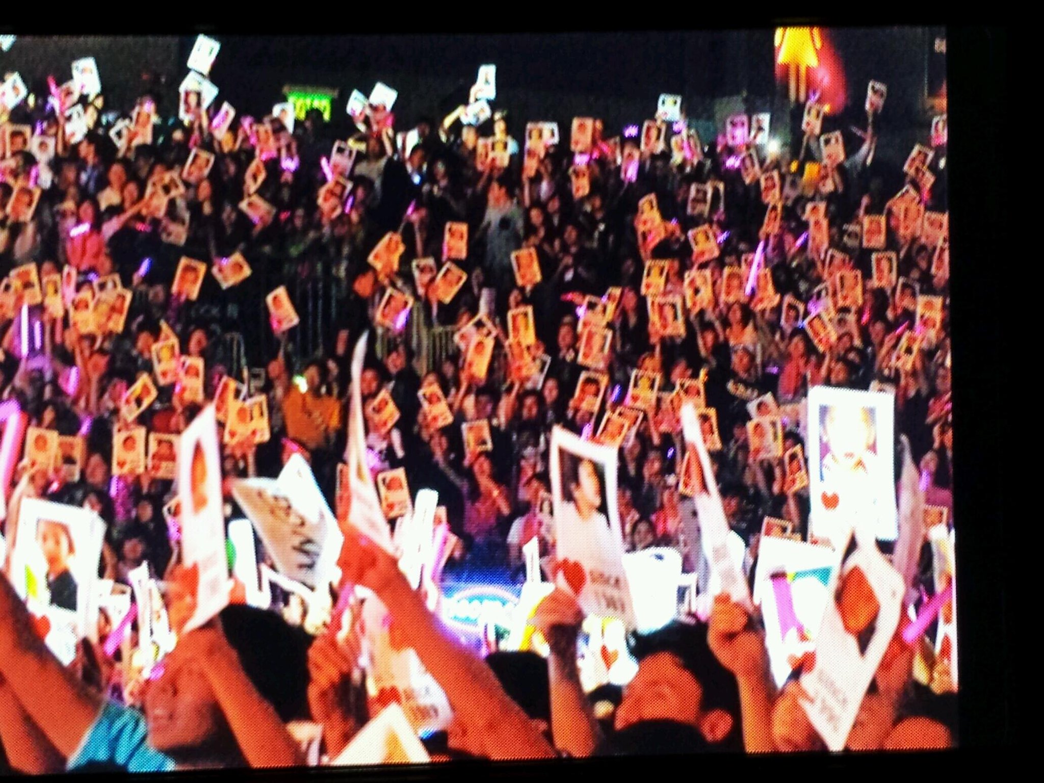 [PIC][08/09/10-11-2013]Hình ảnh mới nhất từ "2013 Girls' Generation's World Tour – Girls & Peace in HongKong" của SNSD - Page 2 BYoZN7ECcAEUgg3