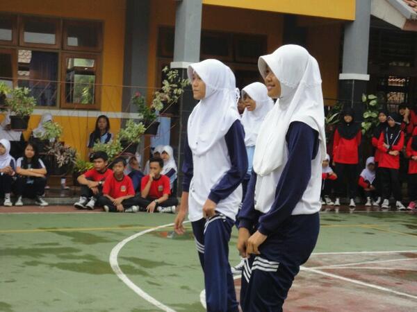 cirtsy's tweet photo. #pictspam Tim murid perempuan ( luthfia sama ninditia) http://t.co/R0oUj1Qfot
