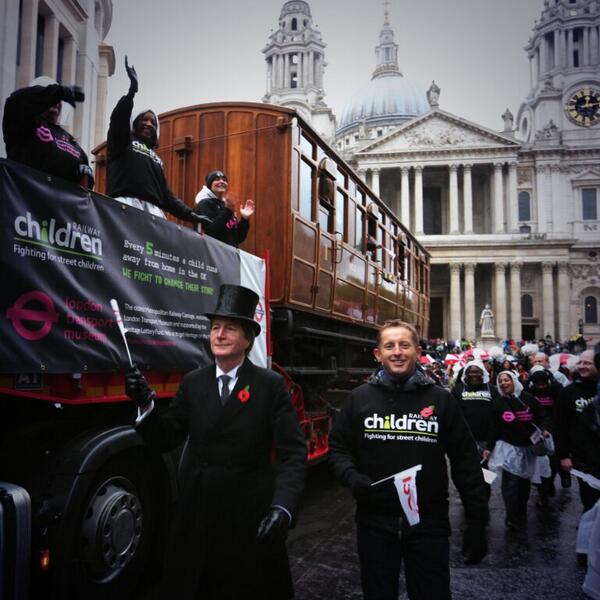 LordMayorLive's tweet photo. Rain didn't dampen the spirits of the @RailwayChildren at the #LordMayorsShow today! http://t.co/O6fK4FAbak