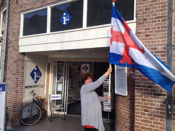 Aan Carla de eer de #Zutphense vlag te plaatsen aan de gevel <a href="/TIPZutphen/">In Zutphen</a>!