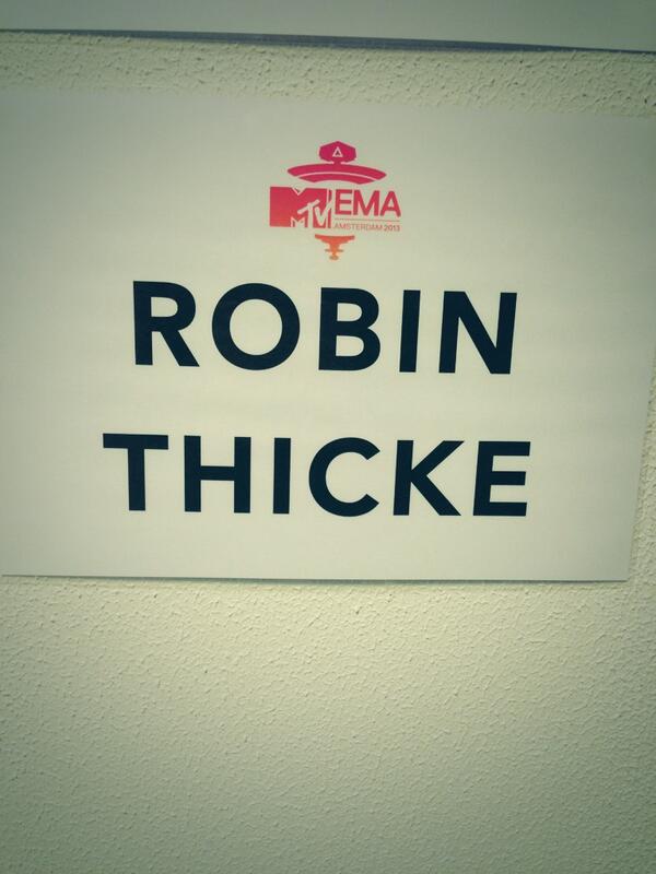 VIMN_PR's tweet image. We're ready!! #everybodygetup RT @robinthicke: Who's ready? #MTVEMA