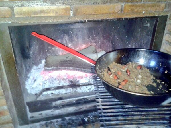 Ivi_Gozalez's tweet photo. Pan 2€ , lote del zurita 16€, esta al lado de @lauritta_15_  disfrutando de este plato no tiene precio http://t.co/02NpXEIbWB