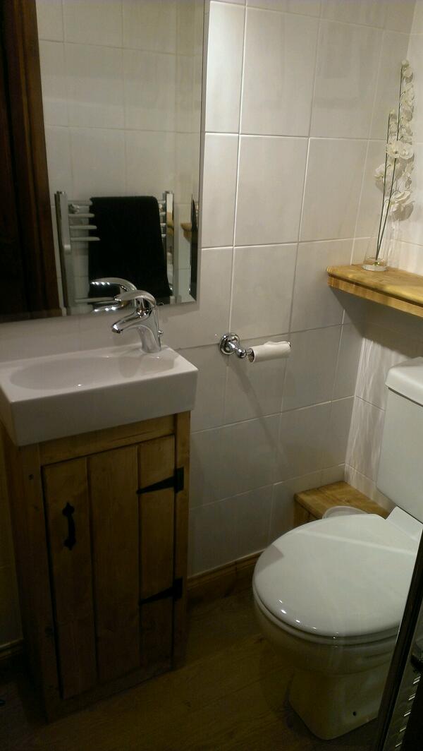 bumblebeau's tweet photo. Loving my new on suite, my husband spoils me #clever #amazingspace #automaticlight http://t.co/tBEdlWftoj