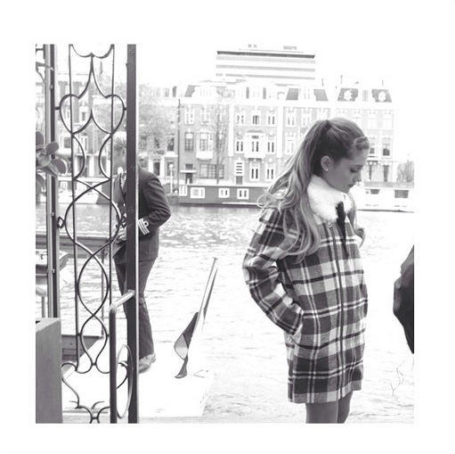 iSmileForAri's tweet photo. Ariana thought she could just post a picture and delete it without anyone noticing. Got you. #votearianagrande http://t.co/hzM16PDJ1J