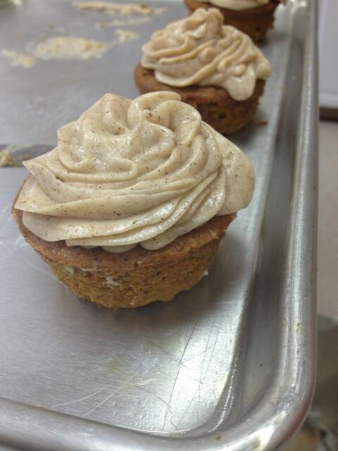 2SistersCafe's tweet photo. Pumpkin cupcakes with cinnamon buttercream! http://t.co/6hzdxCl53B